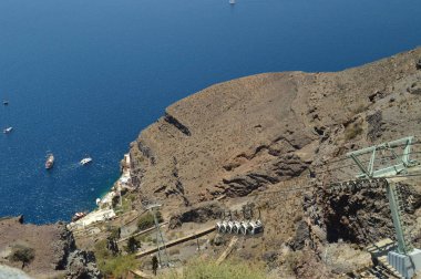 Fira teleferik güzel Santorini Adası üzerindeki bağlantı noktasına aşağı gidiş arabası. Mimari, manzara, seyahat, yolculukları. 7 Temmuz 2018. Santorini Island, Thera. Yunanistan.