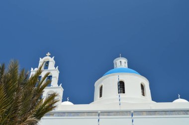 Oia Santorini Adası üzerinde bir kilisenin çan kulesi. Mimari, manzara, seyahat, yolculukları. 7 Temmuz 2018. Santorini Island, Thera. Yunanistan.