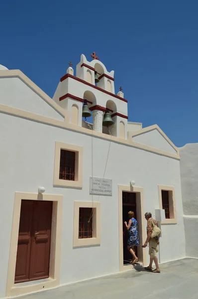Personas Que Entran Una Iglesia Hermosa Ciudad Oia Isla Santorini — Foto de Stock