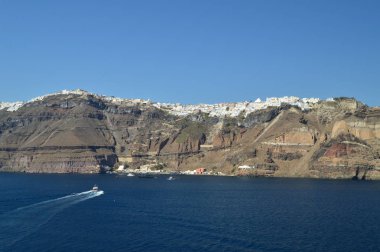 Santorini Adası ile A yüksek Denizi arasında bir dağın tepesinde Fira şehir muhteşem manzaralar taşıma yolcu gemisi. Mimari, manzaralar, yolculukları, seyahat. 7 Temmuz 2018. Pyrgos Adası Santorini Yunanistan.