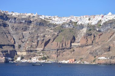 Santorini Adası yüksek Denizi arasında bir dağın tepesinde Fira şehir muhteşem manzaralar. Mimari, manzaralar, yolculukları, seyahat. 7 Temmuz 2018. Pyrgos Adası Santorini Yunanistan.