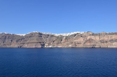 Santorini Adası yüksek Denizi arasında bir dağın tepesinde Fira şehir muhteşem manzaralar. Mimari, manzaralar, yolculukları, seyahat. 7 Temmuz 2018. Pyrgos Adası Santorini Yunanistan.