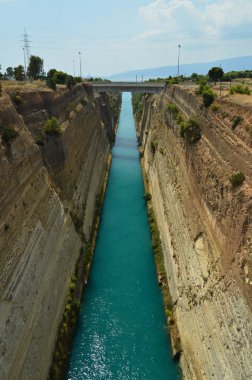 Oldukça hassas köprüler bir taraftan diğerine geçiş ile Korint kanalı'nın vurdu. Mimari, yolculuk, manzara. 8 Temmuz 2018. Korint kanalı Peloponnesus Yunanistan.