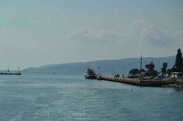 コリントス運河の入り口に係留されたボート 2018 コリントス運河ペロポンネソス ギリシャ — ストック写真