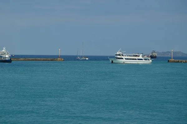 Barcos Navegando Entrada Del Canal Corinto Donde Unen Pero Mezclan — Foto de Stock