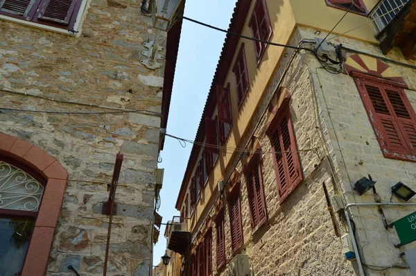 Bela Tijolo Edifícios Luz Marrom Com Belas Janelas Vermelhas Nauplion — Fotografia de Stock