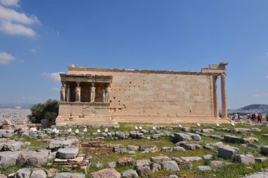 Caryatids, Acropolis Atina bilinen Erechtheion yan cephe. Tarih, mimari, seyahat, yolculukları. 9 Temmuz 2018. Akropolis, Atina, Yunanistan.