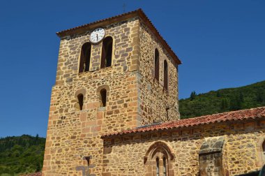 Eski kilisenin San Vicente ortaçağda Villa De Potes üzerinden tarihli tencere, saat kulesi. Doğa, mimari, tarih, seyahat. 30 Temmuz, 2018.Potes, Cantabria, İspanya