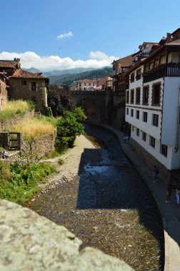 Villa De Potes Roma Köprüsü güzel görünümler. Doğa, mimari, tarih, seyahat. 30 Temmuz, 2018.Potes, Cantabria, İspanya
