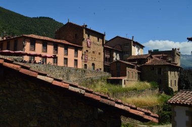 Villa De Potes pitoresk binalarda. Doğa, mimari, tarih, seyahat. 30 Temmuz, 2018.Potes, Cantabria, İspanya