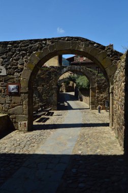 Street tencere köyü güzel onun kemerli döşeli. Doğa, mimari, tarih, seyahat. 30 Temmuz, 2018.Potes, Cantabria, İspanya