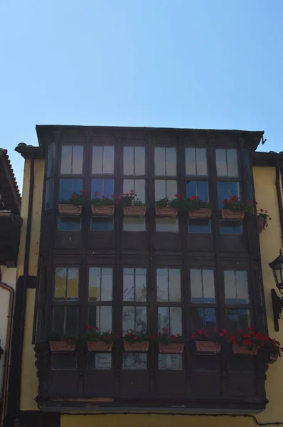 Schönes Gebäude Mit Glasverglasung Villa Potes Natur Architektur Geschichte Reisen — Stockfoto