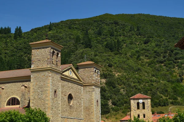 Klocktornet Den Nya Och Gamla Kyrkan San Vicente Villa Potes — Stockfoto