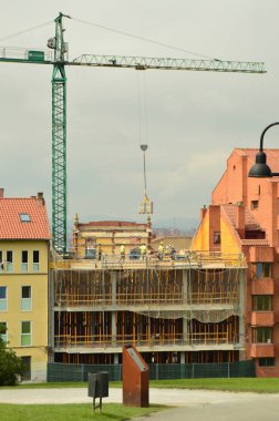 Tuğla örme ustaları, marangozlar ve vinç operatörleri bir inşaat işlerini gerçekleştirmek. Mimari, işleri ve Hizmetleri, el sanatları, portre. 31 Temmuz 2018.