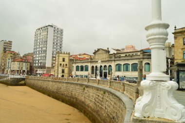San Lorenzo Beach Gijon denize bakarak onun piyasa geliştirme ile. Mimari, seyahat, tatil, şehirler. 31 Temmuz 2018. Gijon, İspanya, İspanya.