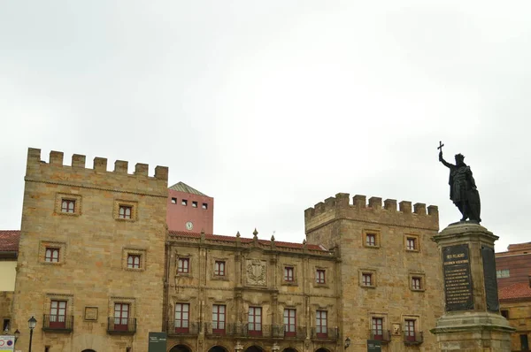 Wyższe Fasada Pałacu Revillagigedo Don Pelayo Posąg Gijon Architektura Podróże — Zdjęcie stockowe