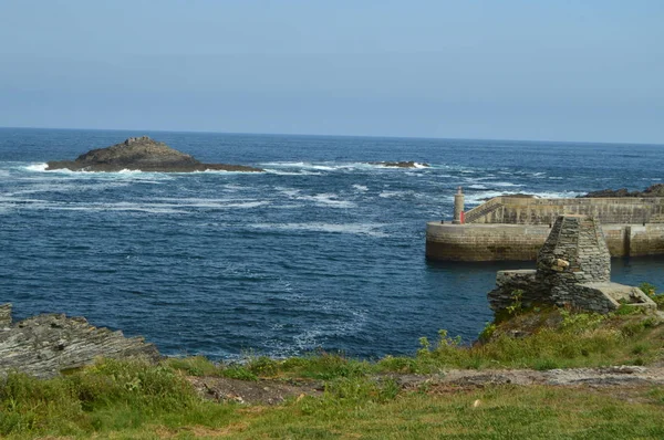 Bay Waves Breaking Its Rocks Sullo Sfondo Una Piccola Isola — Foto Stock