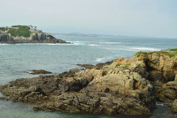 Bay Waves Breaking Its Rocks Background House Hidden Rocks Tapia — Stock Photo, Image