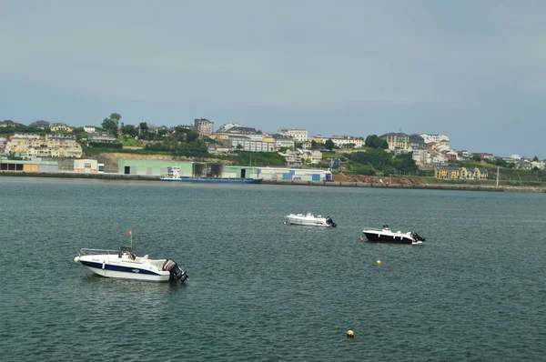 Baía Nice Cheia Barcos Recreativos Com Cidade Ribadeo Fundo Castropol — Fotografia de Stock