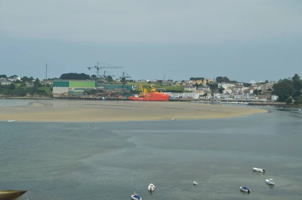 Baía Bonita Cheia Embarcações Pesca Com Porto Industrial Parte Inferior — Fotografia de Stock