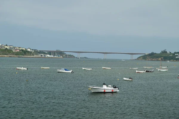 Baía Nice Cheia Barcos Recreativos Com Cidade Ribadeo Fundo Castropol — Fotografia de Stock