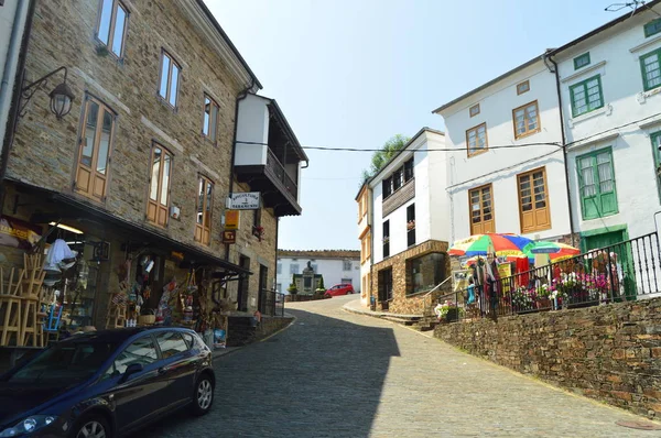 Strade Con Edifici Ardesia Con Negozi Piano Terra Che Conducono — Foto Stock