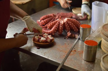 Ahtapot Becerrea ahtapot fuarda doğrama aşçılar. Yemek, yemek, seyahat, meslekler, iş. 3 Ağustos 2018. Becerrea, Lugo, Galiçya, İspanya.