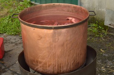 Bakır Pot ile iç Becerrea ahtapot fuarda pişirme ahtapot. Mutfak, yemek, seyahat, tatil. 3 Ağustos 2018. Becerrea, Lugo, Galiçya, İspanya.