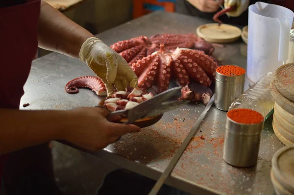 Köche Hacken Oktopus Auf Der Becerrea Krakenmesse Kochen Essen Reisen — Stockfoto
