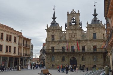 Ana cephe Belediye Binası ve ana kare Astorga bulutlu bir günde. Mimari, tarihi, Camino De Santiago, seyahat. 1 Kasım 2018. Astorga, Leon, Castilla-Leon, İspanya.