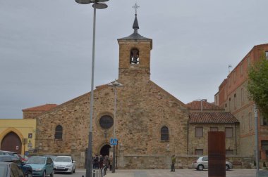 Astorga kilise San Bartolome ana cephe. Mimari, tarihi, Camino De Santiago, seyahat, sokak fotoğrafçılığı. 1 Kasım 2018. Astorga, Leon, Castilla-Leon, İspanya.