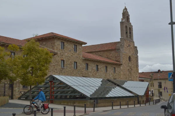 Fachada Principal Igreja São Francisco Com Peregrino Uma Bicicleta Astorga — Fotografia de Stock