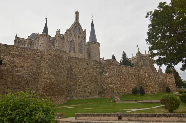 Palácio Episcopal Gaudi Catedral Dos Jardins Exteriores Muralha Astorga Arquitetura — Fotografia de Stock