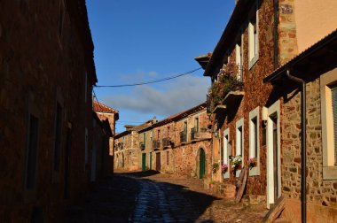 Castrillo De Los Polvazares XVI yüzyılda sokaklarında. Mimari, tarihi, Camino De Santiago, seyahat, sokak fotoğrafçılığı. 2 Kasım 2018. Castrillo De Los Polvazares, Leon, Castilla-Leon, İspanya.