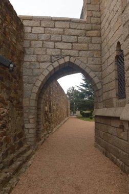 Bahçelerde yarı turistik Gaudi Piskoposluk Sarayı Astorga içinde güzel kemer. Mimari, tarihi, Camino De Santiago, seyahat, sokak fotoğrafçılığı. 1 Kasım 2018. Astorga, Leon, Castilla-Leon, İspanya.