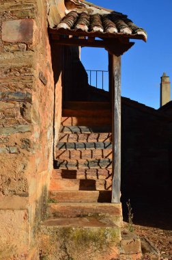 Kitaplığı Castrillo De Los Polvazares'na giriş merdivenleri. Mimari, tarihi, Camino De Santiago, seyahat, sokak fotoğrafçılığı. 2 Kasım 2018. Castrillo De Los Polvazares, Leon, Castilla-Leon, İspanya.