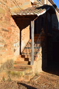 Kitaplığı Castrillo De Los Polvazares'na giriş merdivenleri. Mimari, tarihi, Camino De Santiago, seyahat, sokak fotoğrafçılığı. 2 Kasım 2018. Castrillo De Los Polvazares, Leon, Castilla-Leon, İspanya.