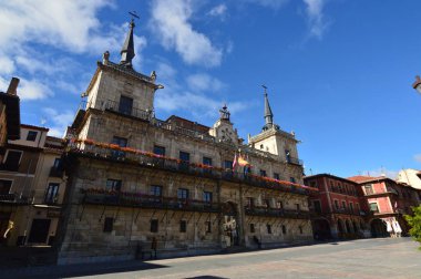 Leon onun güzel City Hall binada ana kare. Mimari, seyahat, tarih, sokak fotoğrafçılığı. 2 Kasım 2018. Leon Castilla y Leon İspanya.