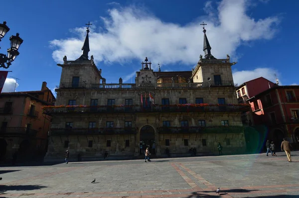 广场与它美丽的市政厅大厦在莱昂 街头摄影 2018年11月2日 Leon Castilla Leon 西班牙 — 图库照片