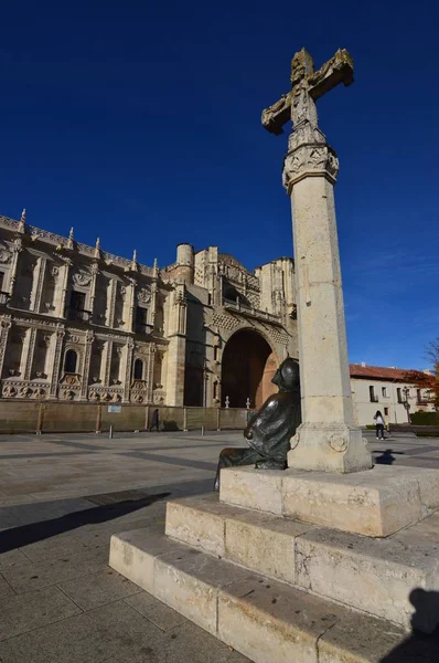 Monumento Peregrino Con Fondo Del Antiguo Hospital Convento San Marcos — Foto de Stock