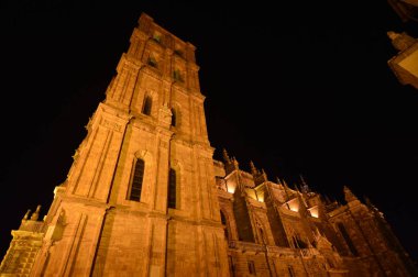 Güzel bir gece bir kadeh Astorga katedralde. Mimari, tarihi, Camino de Santiago, seyahat, gece fotoğrafçılığı. 3 Kasım 2018. Astorga, Leon, Castilla-Leon, İspanya.