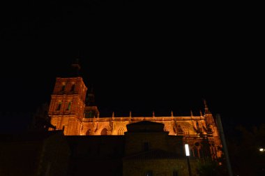 Güzel bir gece bir kadeh Astorga katedralde. Mimari, tarihi, Camino de Santiago, seyahat, gece fotoğrafçılığı. 3 Kasım 2018. Astorga, Leon, Castilla-Leon, İspanya.