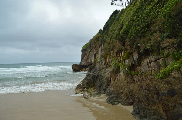 Bonito Acantilado Verde Playa Aguilar Día Lluvioso Julio 2015 Paisajes — Foto de Stock