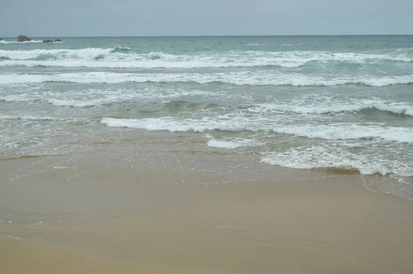 Ondas Rompendo Com Areia Branca Praia Aguilar Dia Chuvoso Julho — Fotografia de Stock