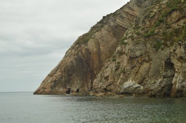 Silence Beach üzerinde güzel mağaralar. 30 Temmuz 2015. Manzara, Doğa, seyahat, Jeoloji. Cudillero, Asturias, İspanya.