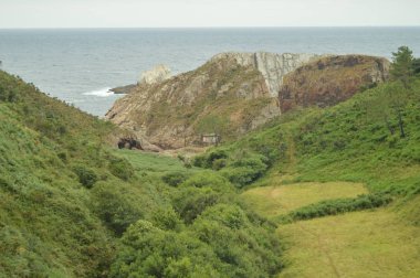 Silence Beach gelmeden güzel yeşil çayır. 30 Temmuz 2015. Manzara, Doğa, seyahat, Jeoloji. Cudillero, Asturias, İspanya.