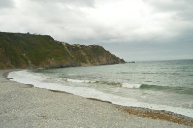 Güzel kayalıklarla ve Shore taşlar Barcia Mills Beach. 30 Temmuz 2015. Beach Los Molinos, Barcia, Asturias, İspanya.
