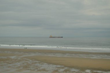 Uzun ve geniş beyaz kum kıyıda Las Beach Salinas kum sonu ayırt etmek zordur. 31 Temmuz 2015. Playa De Las Salinas, Salinas şehir, Asturias, İspanya.