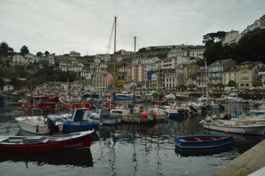 Harika bağlantı noktası, Luarca sonsuz bir renkli balıkçı tekneleri ile. 30 Temmuz 2015. Seyahat, Doğa, tatil. Luarca, Asturias, İspanya.