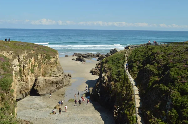 Formaciones Geológicas Con Cientos Visitantes Playa Las Catedrales Ribadeo Agosto — Foto de Stock